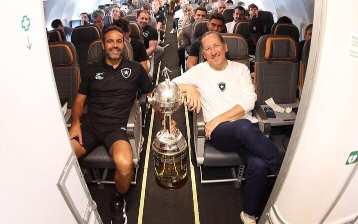 Artur Jorge e John Textor posam com a taça da Libertadores em voo de volta ao Rio