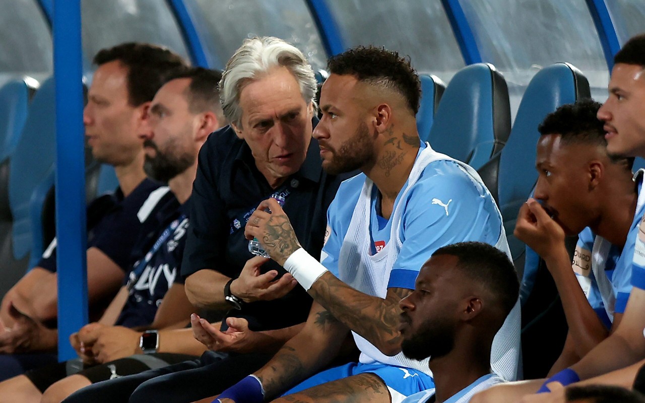 Jorge Jesus no banco de reservas com o Neymar em partida do Al-Hilal