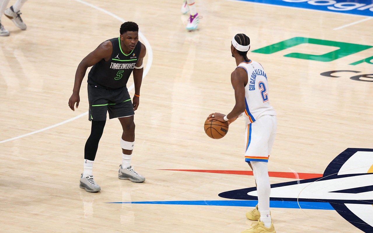 Shai Gilgeous-Alexander, do Thunder, em duelo contra o Anthony Edwards, do Timberwolves, pelos playoffs da NBA (Foto: David Sherman/NBAE via Getty Images/AFP)