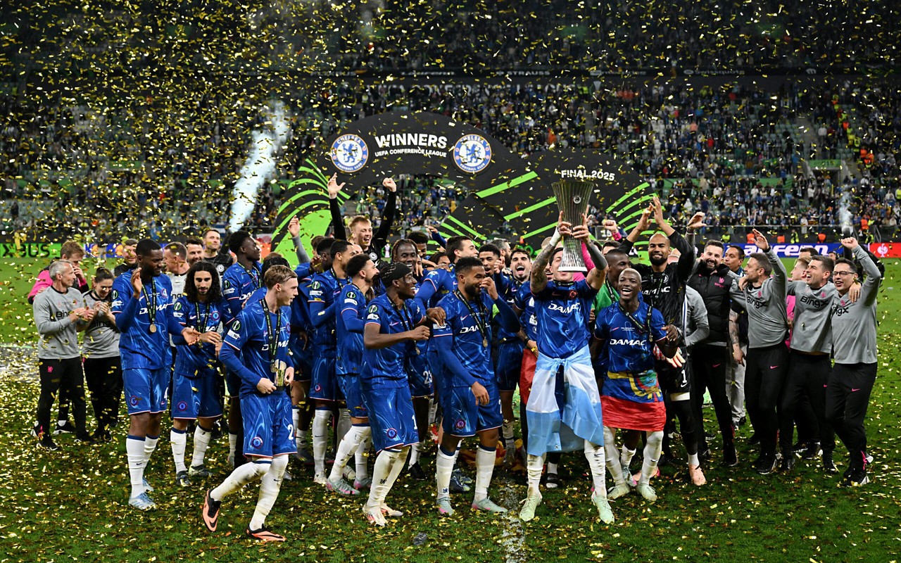 Atletas do Chelsea erguem troféu de campeão da Conference League (Sergei Gapon/AFP)