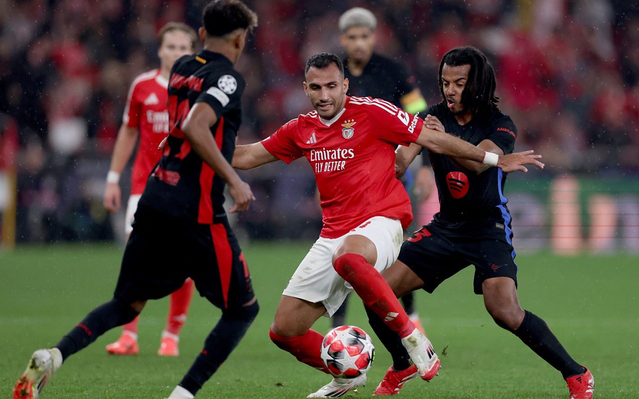 Pavlidis em ação durante a partida entre Benfica e Barcelona, pela Champions League (Foto: FILIPE AMORIM / AFP)