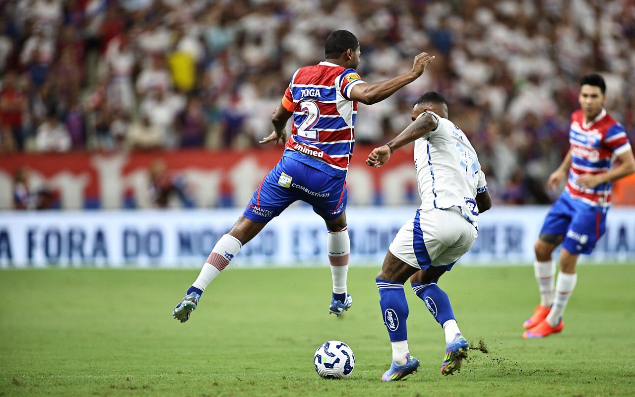 Tinga em Fortaleza x Cruzeiro, no Castelão, pelo Brasileiro (Foto: Baggio Rodrigues/AGIF)