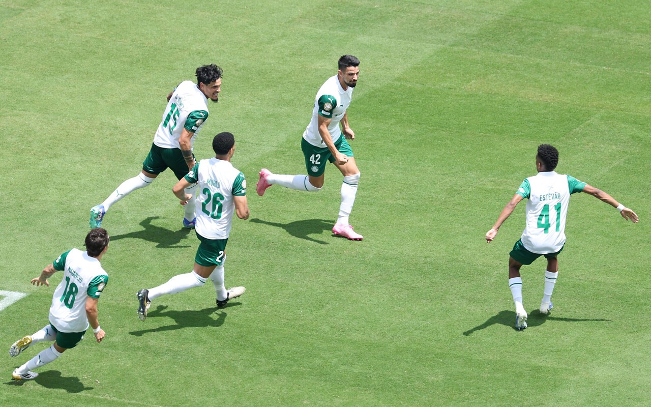 Jogadores do Palmeiras comemoram (foto: CHARLY TRIBALLEAU / AFP)