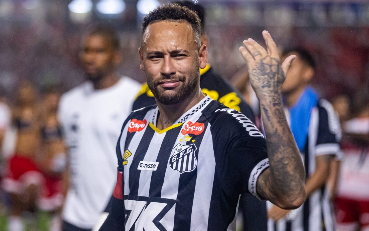 Neymar deixa o campo após a eliminação do Santos na Copa do Brasil (Foto: Itawi Albuquerque/AGIF)