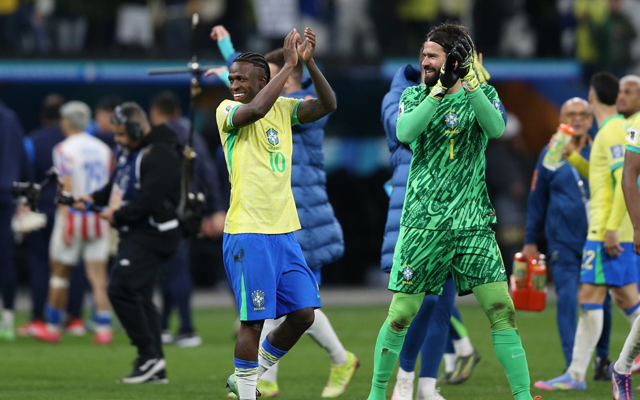 Vini Jr e Alisson em ação pela Seleção Brasileira (Foto: Marlon Costa/AGIF)