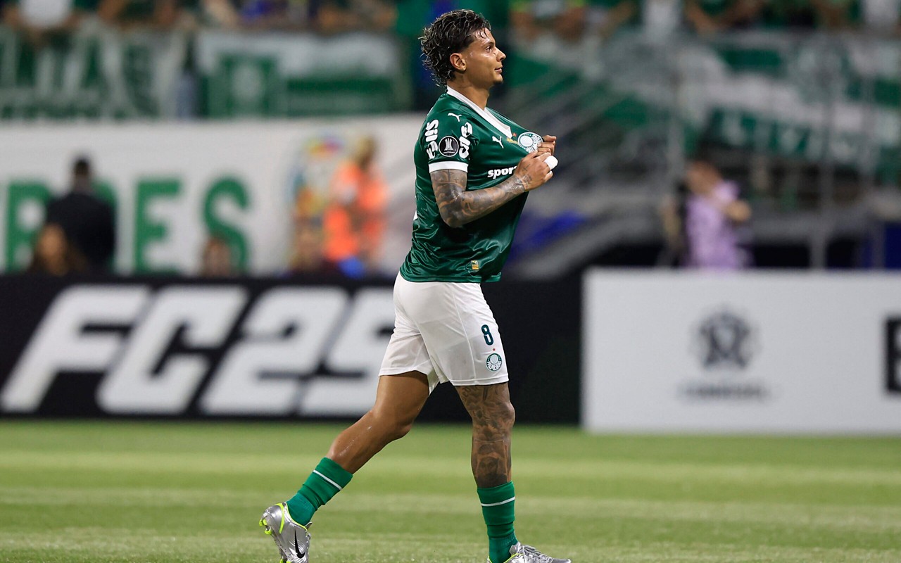 Palmeiras' Colombian midfielder #08 Richard Rios reacts during the Copa Libertadores group stage football match between Brazil's Palmeiras and Paraguay's Cerro Porteno at the Allianz Parque stadium in Sao Paulo, Brazil, on April 9, 2025. (Photo by Miguel Schincariol / AFP)