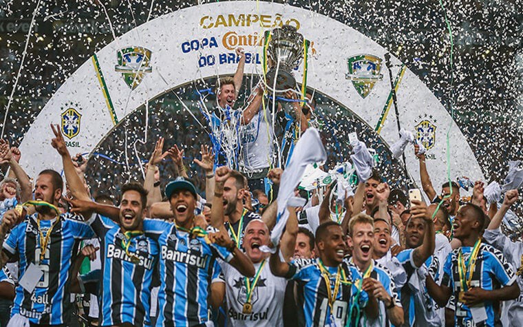 O Grêmio comemora o título da Copa do Brasil de 2016, encerrando um jejum de 15 anos. (Itamar Aguiar/Lancepress!)