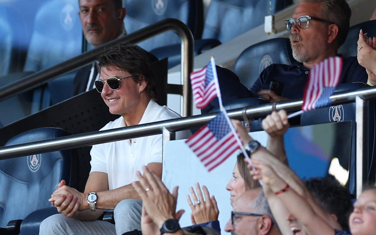 Tom Cruise na final do futebol feminino nas Olimpíadas (foto: Franck FIFE / AFP)