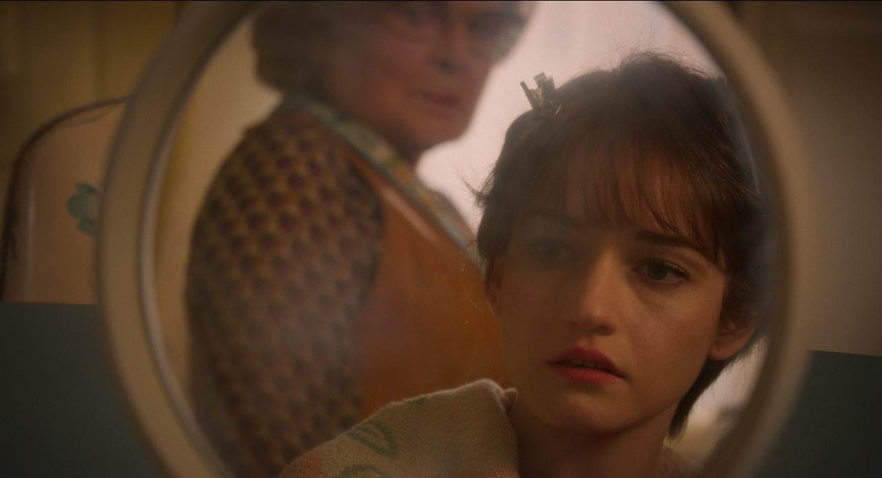 Dianne Wiest (esq) é Minnie Castavet e Julia Garner é Terry Gionoffrio em "Apartamento 7A"
