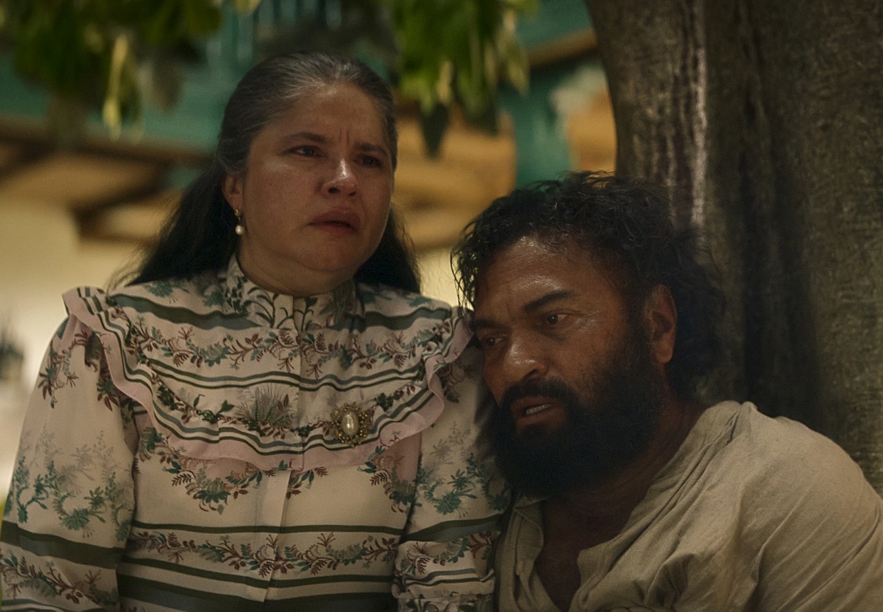 Marleyda Soto Rios como Úrsula Iguarán e Diego Vásquez como José Arcadio Buendia em 'Cem Anos de Solidão'