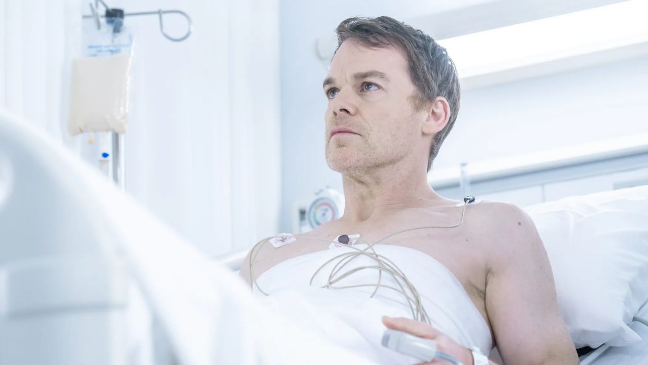 Michael C. Hall volta a encarnar o personagem mais marcante de sua carreira, o serial killer Dexter Morgan