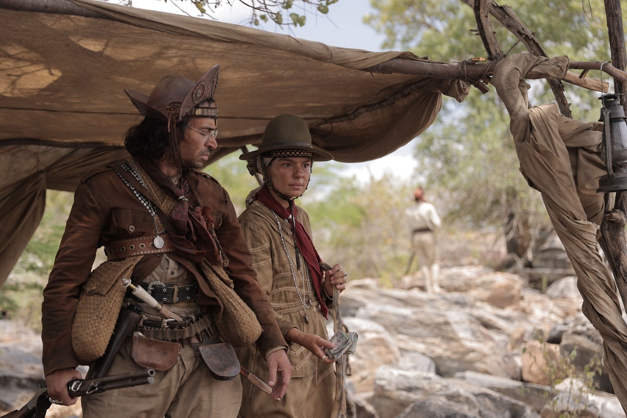 Júlio Andrade (Lampião) e Isis Valverde (Maria Bonita) enfrentaram as agruras do sertão com roupas pesadíssimas em 'Maria e o Cangaço'