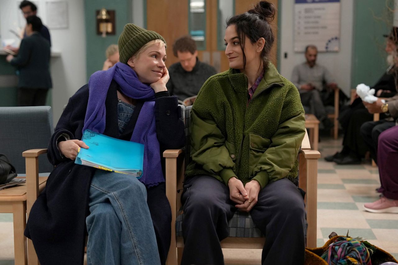 Michelle Williams e Jenny Jenny Slate comovem como melhores amigas em "Morrendo por Sexo"