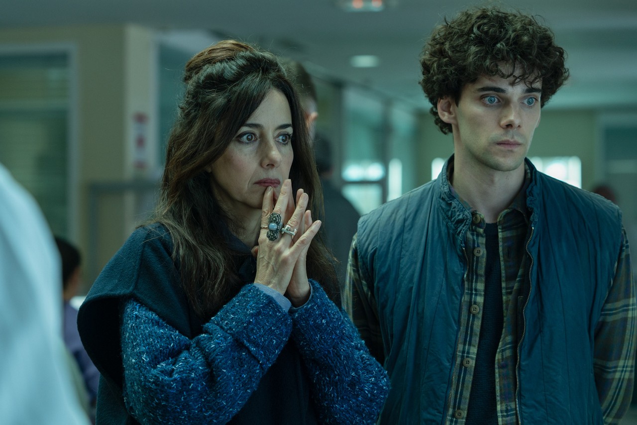 Cecilia Suárez (China Jurado) e Álvaro Rico (Elmer)  em cena de 'O Jardineiro'