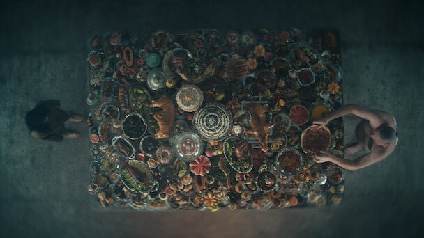 Plataforma de comida passa por todas as celas de 'O Poço 2', na Netflix