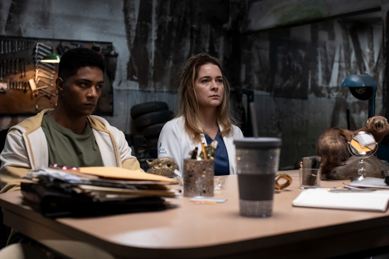 Humberto Morais (Ícaro) e Cláudia Abreu (Dra. Mancini) em cena de "Sutura"