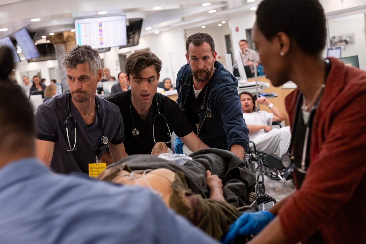 Noah Wyle volta a chefiar uma sala de emergência em 'The Pitt', nova série médica da Max