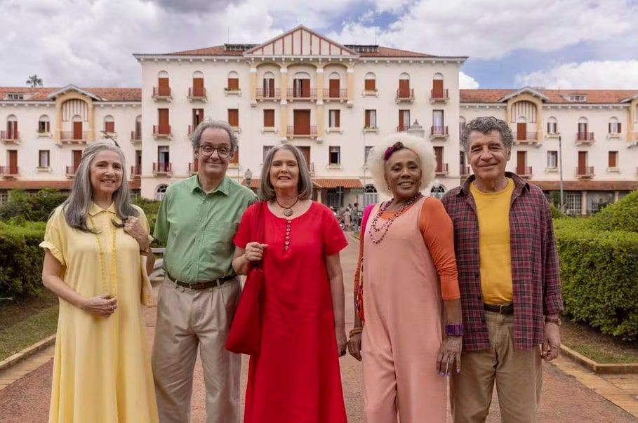 Magali (Malu Valle), Cebolinha (Daniel Dantas), Mônica (Louise Cardoso),  Milena (Dhu Moraes) e Cascão (Paulo Betti) são mostrados aos 70 pela primeira vez