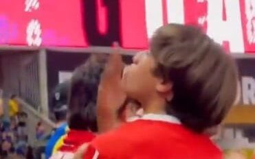 Jovem torcedor do Bayern Munique não se intimidou com os veteranos do Boca Juniors na arquibancada