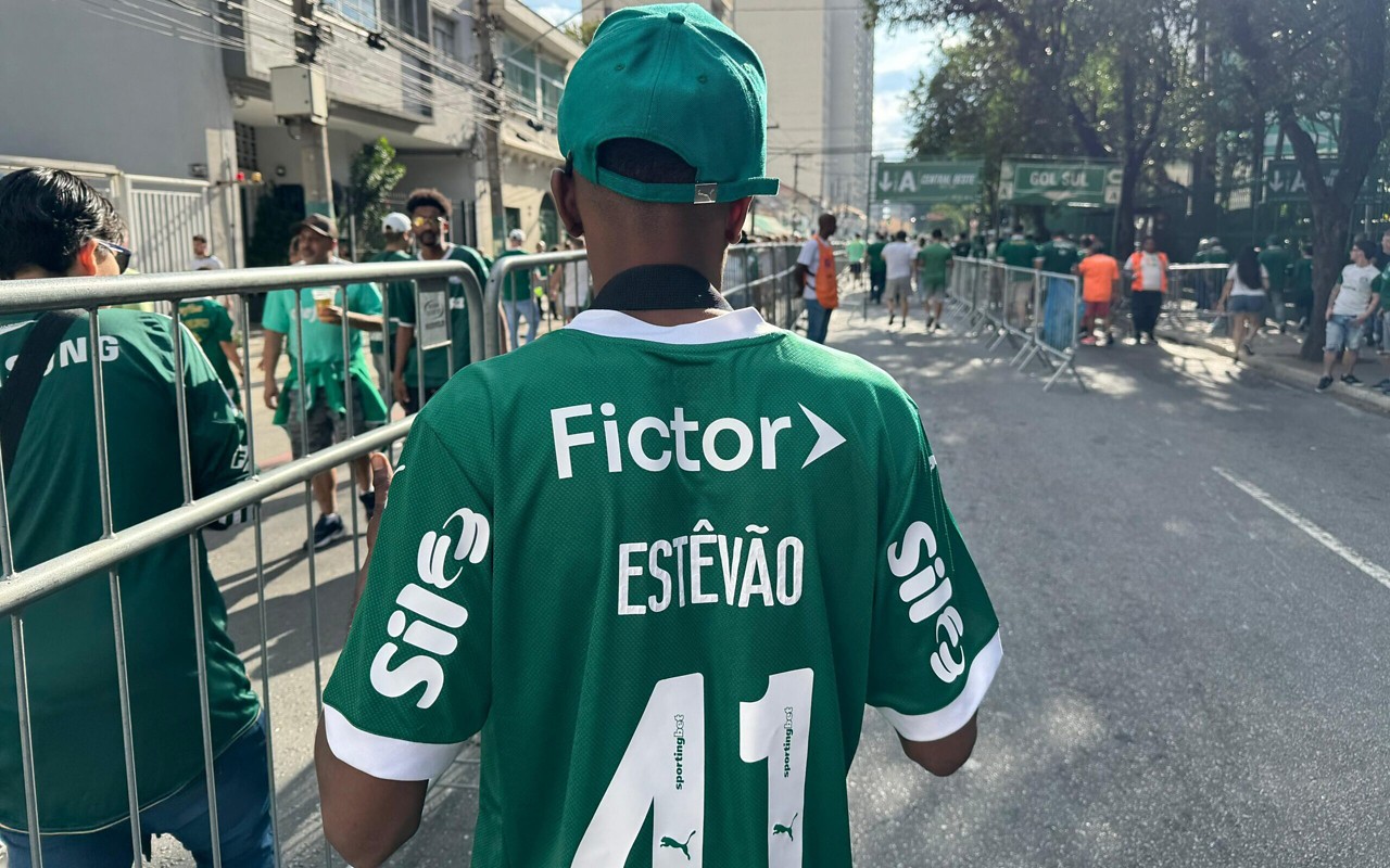 Torcedor do Palmeiras veste camisa com nome de Estêvão antes de duelo com o Flamengo (Foto: Giselly Corrêa / Lance!)