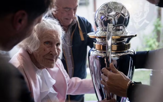 Haydee Sosa, de 98 anos, recebeu taça do campeonato argentino na própria casa (Foto: Divulgação/Platense)