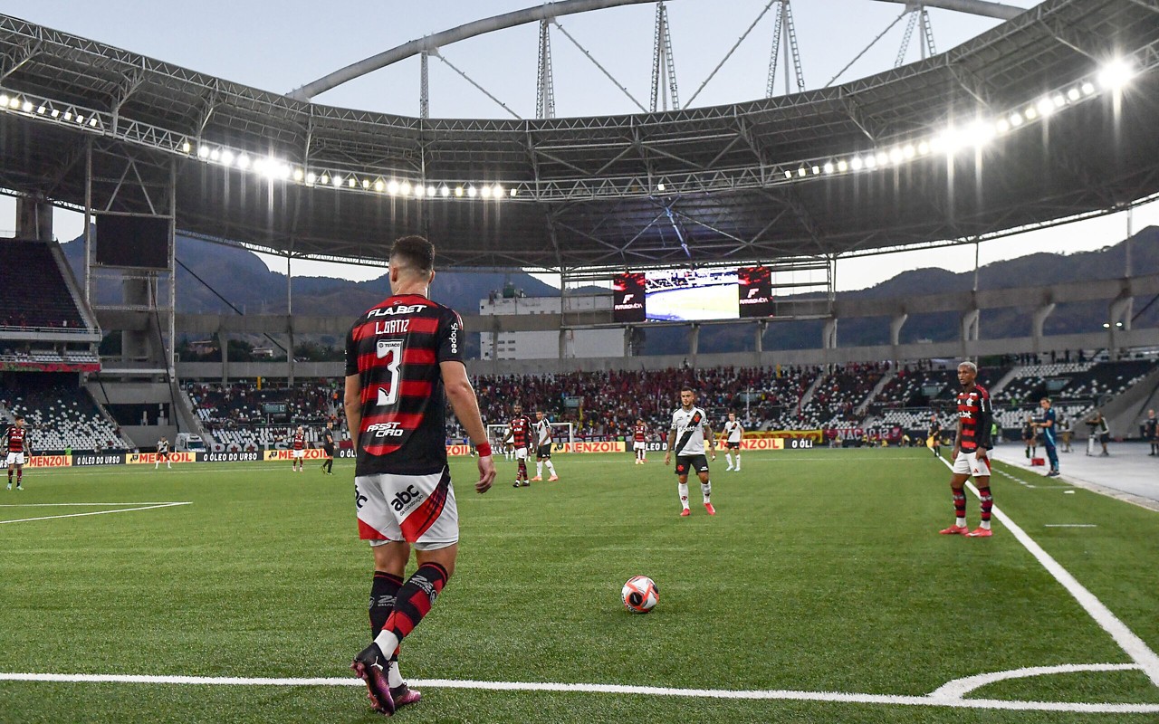 Vasco x Flamengo, no Nilton Santos (Foto: Thiago Ribeiro/AGIF)