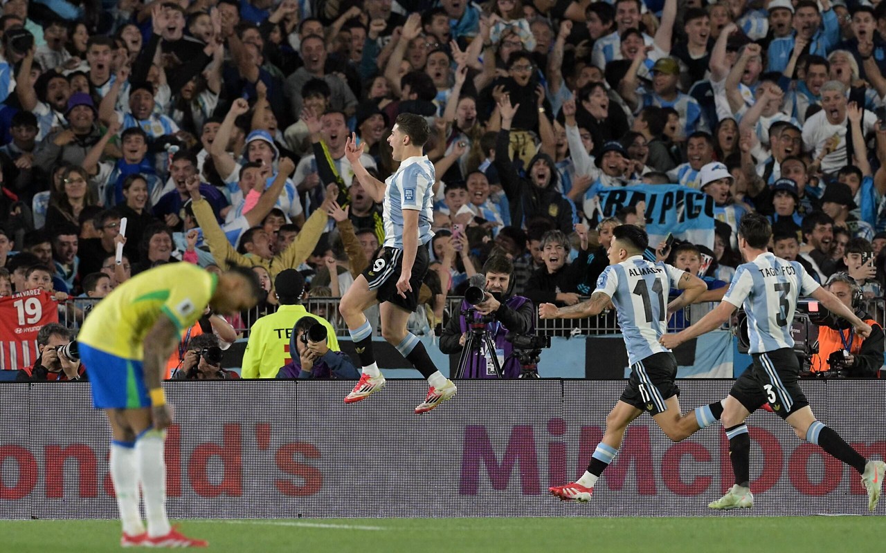 Julian Álvarez comemora gol pela Argentina contra o Brasil (Foto: JUAN MABROMATA / AFP)