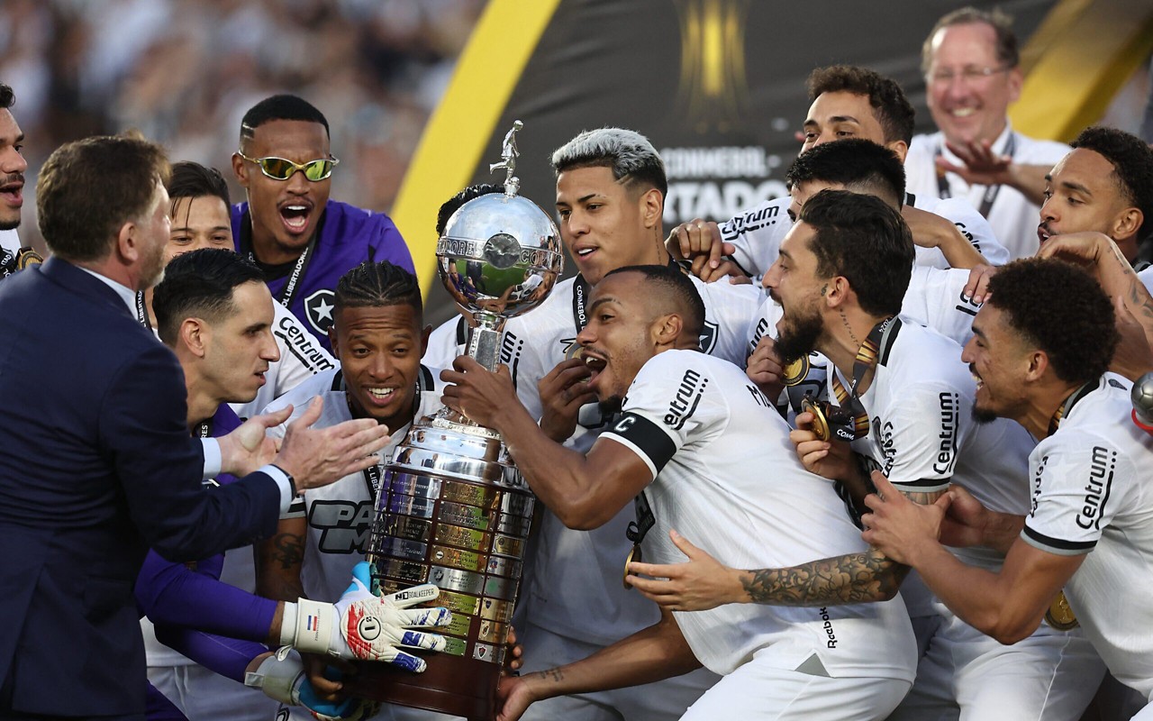 Marlon Freitas, campitão do Botafogo, ergue a taça de campeão da Libertadores 2022 (Foto: Alejandro PAGNI / AFP)