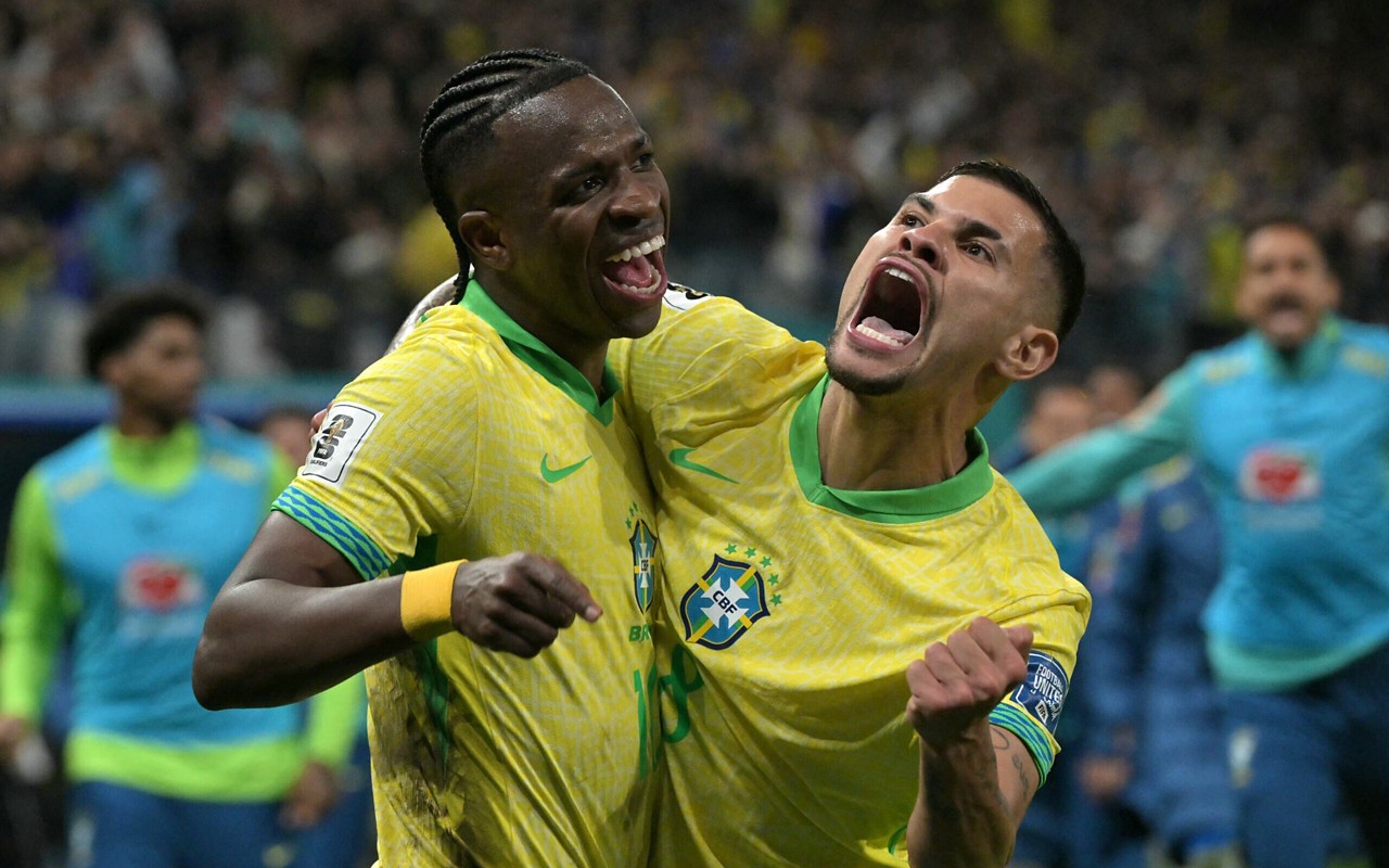 Vini Jr e Bruno Guimarães em comemoração de gol do Brasil sobre o Paraguai (Foto: Nelson Almeida/AFP)