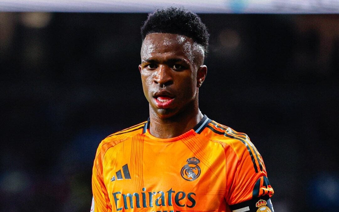 Vini Jr. com a braçadeira de capitão do Real Madrid (Foto: Divulgação / Real Madrid)