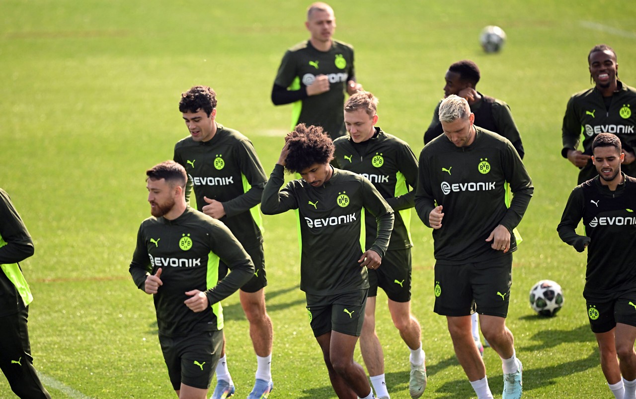 Jogadores do Borussia Dortmund treinam antes de duelo com o Barcelona, pela Champions League (Foto: Ina Fassbender / AFP)