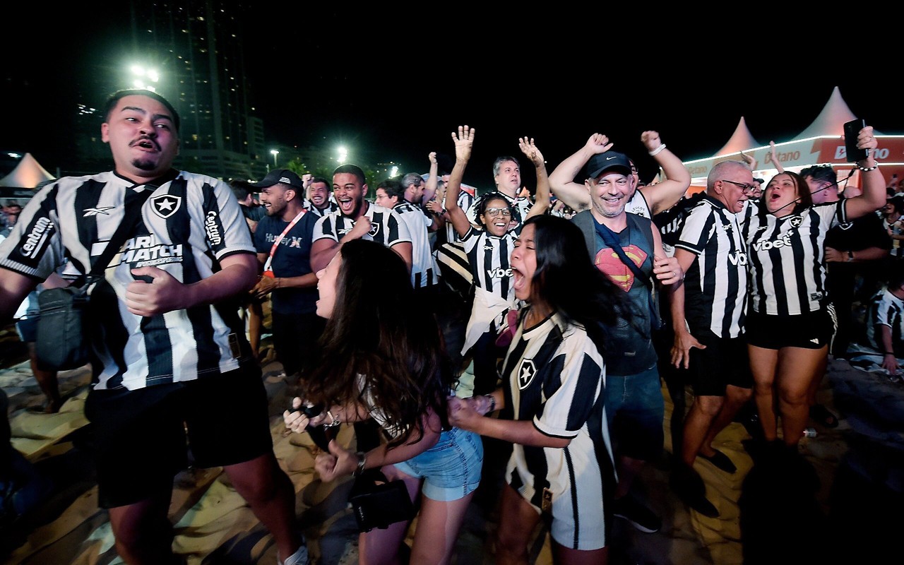 Torcedores do Botafogo em comemoração após vitória sobre o PSG, no Mundial de Clubes (Foto: Alexandre Loureiro/ Effect Sport)