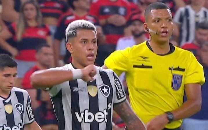 Matheus Martins, do Botafogo, reclama de lance de jogador do Flamengo (Foto: Reprodução/Premiere)