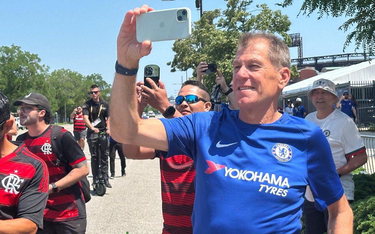 Torcedor do Chelsea filmando a festa da torcida do Flamengo (Foto: Lucas Bayer/Lance!)