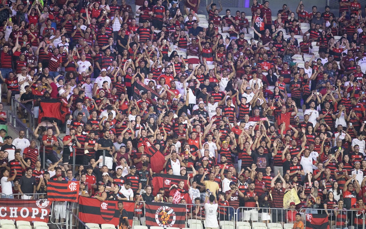 Torcida do Flamengo lota arquibancadas para acompanhar a equipe rubro-negra