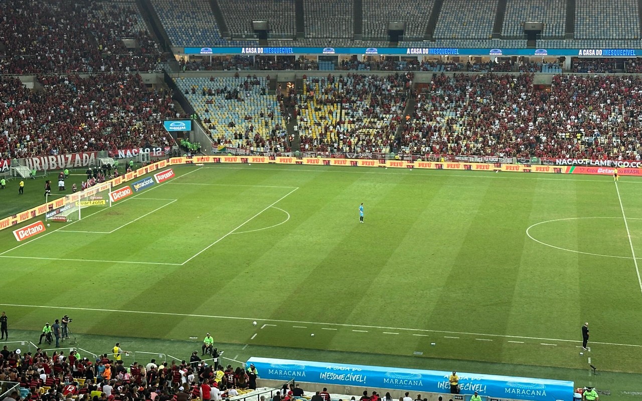 Gramado do Maracanã apresenta falhas (Foto: Lance!)