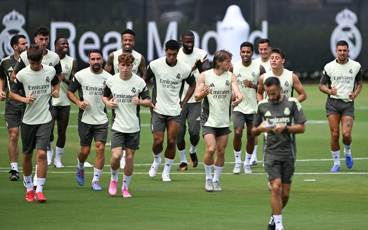 Elenco do Real Madrid durante treino visando a estreia no Mundial de Clubes (Foto: Chandan Khanna/AFP)