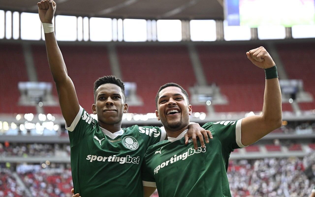 Estevão e Vitor Roque comemoram o gol do Palmeiras sobre o Vasco (Foto: Mateus Bonomi/AGIF)
