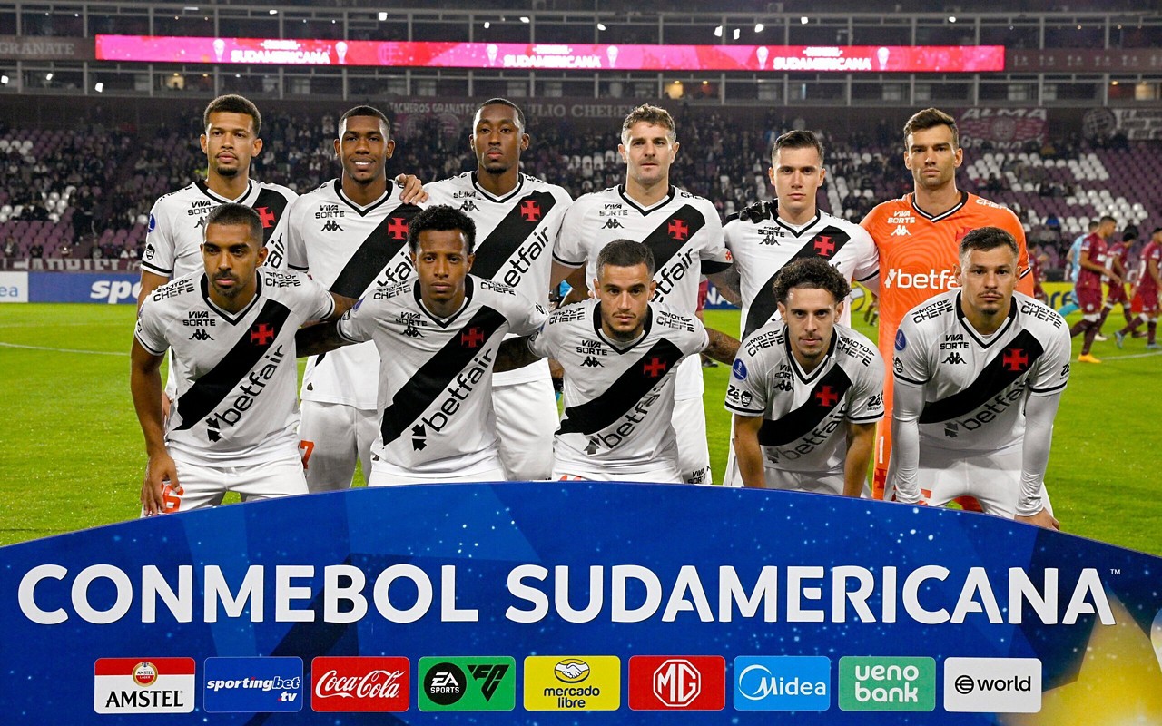 Hugo Moura foi titular do Vasco contra o Lanús (Foto: LUIS ROBAYO/AFP)