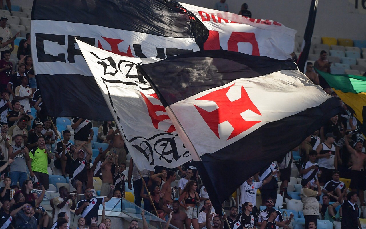 Torcedores do Vasco comemoraram resultado do sorteio da Copa do Brasil (Foto: Thiago Ribeiro/AGIF)