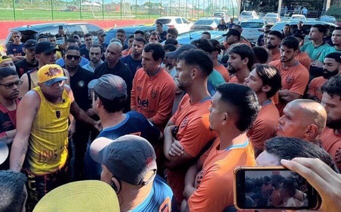 Torcida do Sport realiza forte protesto contra o elenco, no CT. Foto: Reprodução/Twitter