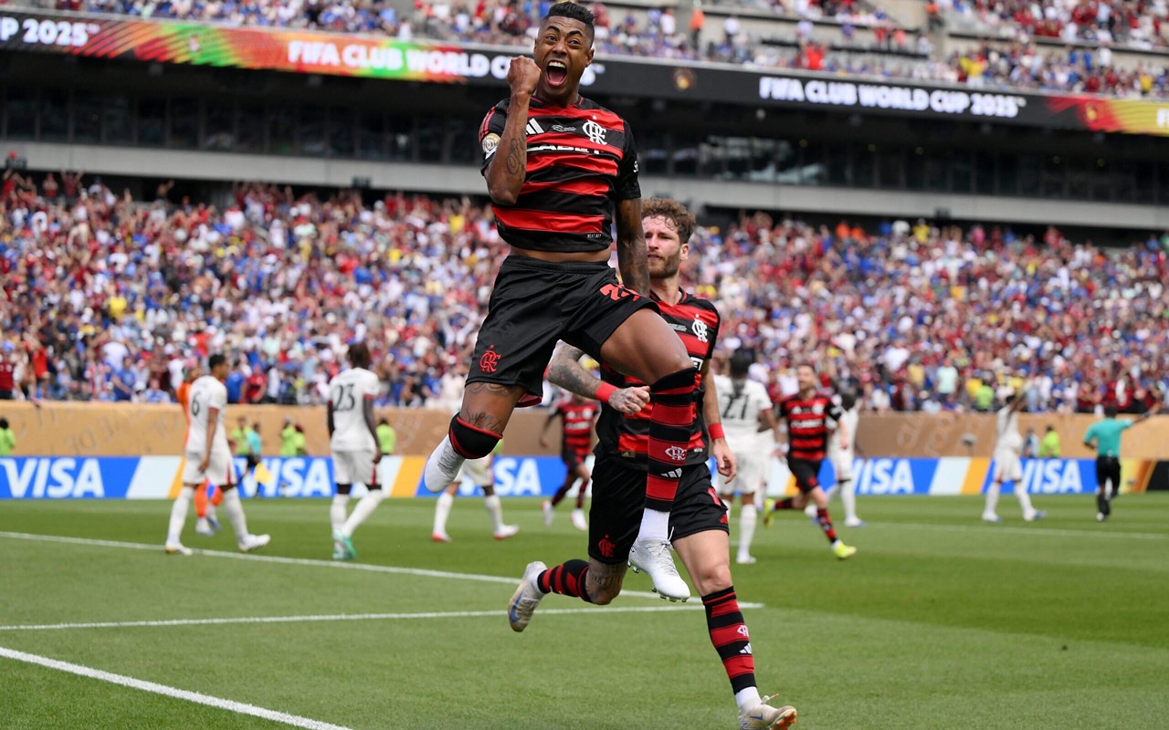 Bruno Henrique comemora gol do Flamengo contra o Chelsea (Foto: David Ramos/Getty Images/AFP)