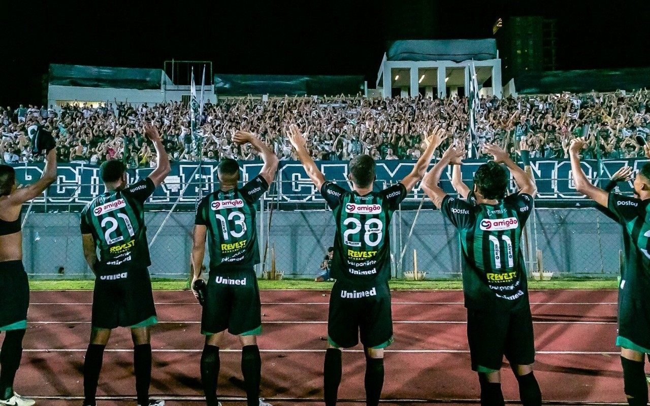 Torcida do Maringá e jogadores no estádio Willie Davids. Foto: Isabela dos Santos/MFC