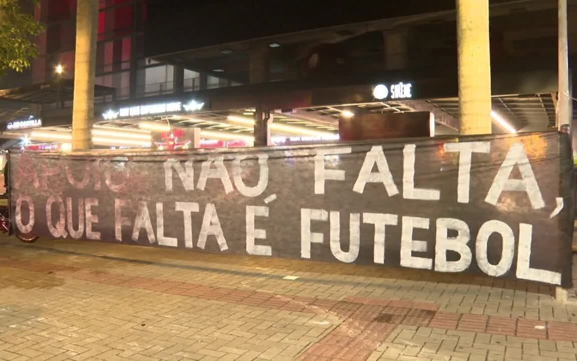 "O que falta é futebol", diz faixa de torcedores do Athletico. Foto: Reprodução/Redes Sociais