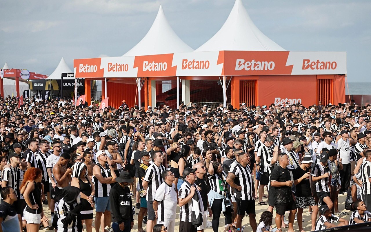 Torcida do Botafogo lotou arena montada na Praia de Copacabana (Foto: Alexandre Loureiro/Effect Sport)