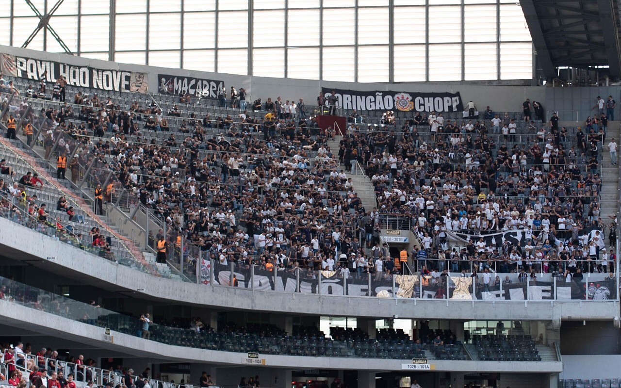 Torcida do Corinthians na Arena da Baixada, pela Série A de 2023. Foto: Du Caneppele/Pera Photo Press/Gazeta Press