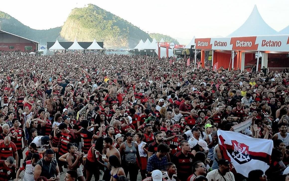 Torcida do Flamengo comemora vitória na Fan Zone, em Copacabana. Foto: Effect Sports