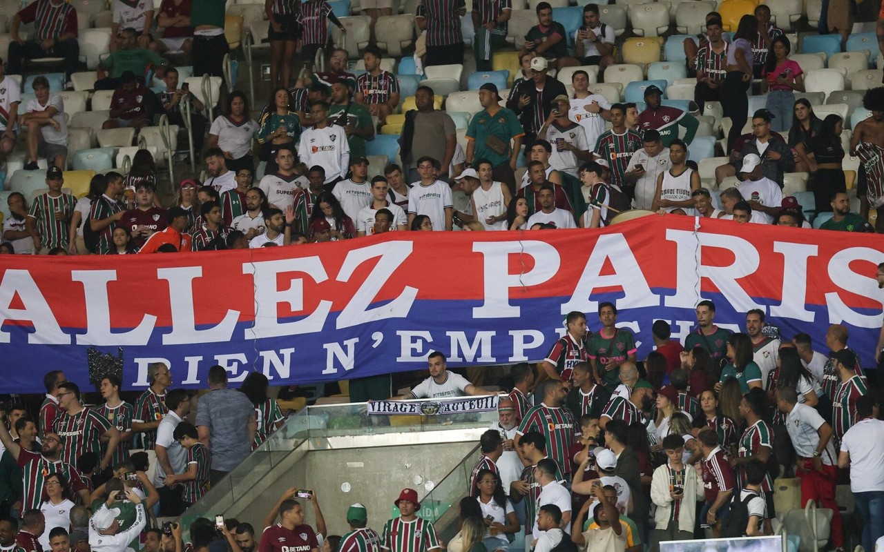 Torcida do Fluminense estendeu a faixa em homenagem ao clube francês no jogo contra o Once Caldas, no Maracanã, em apoio à final da Champions (Foto: Marcelo Gonçalves/FFC)