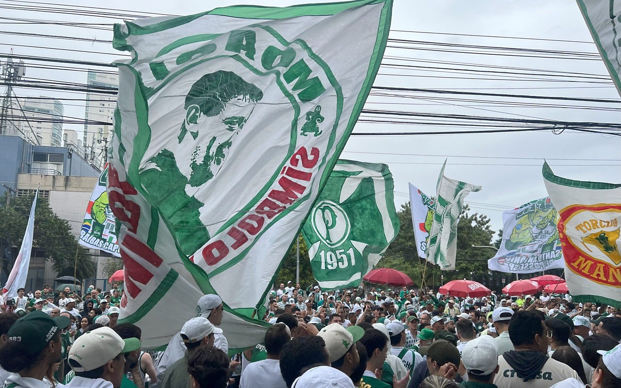 Torcida do Palmeiras se reúne na frente do CT para último dia de treino antes do Mundial (Foto: Rafaela Cardoso)