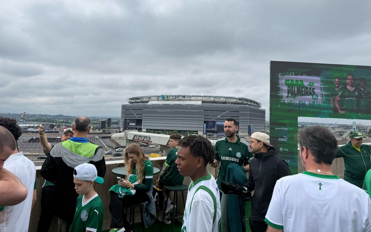 Torcedores do Palmeiras nos arredores do MetLife Stadium (Foto: Vitor Palhares/Lance!)